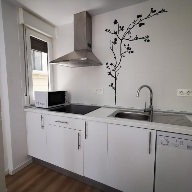IMEDA REYES CATÓLICOS - Two-Bedroom Apartment - 1
