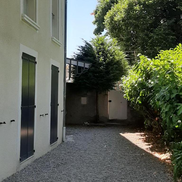 Les Glycines, charmant studio au calme dans bâtisse de Maître proche du centre ville parking gratuit - Studio - 21