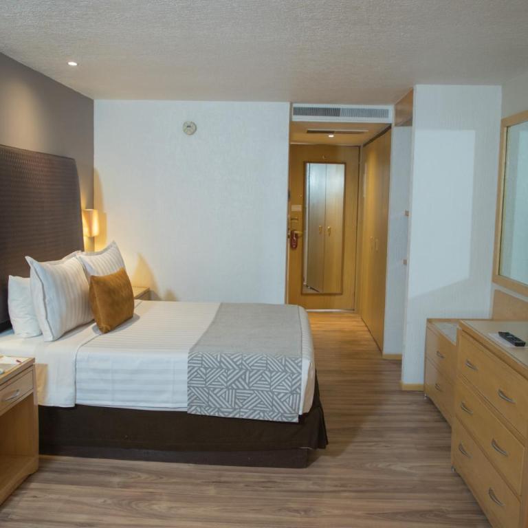 Sevilla Palace - Standard one Queen bed - 6