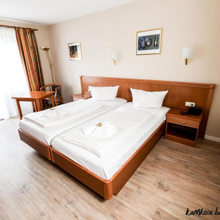 Hotel Blutenburg - Twin Room with Terrace and street view - 8