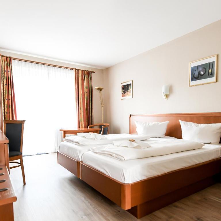 Hotel Blutenburg - Twin Room with Terrace and street view - 6