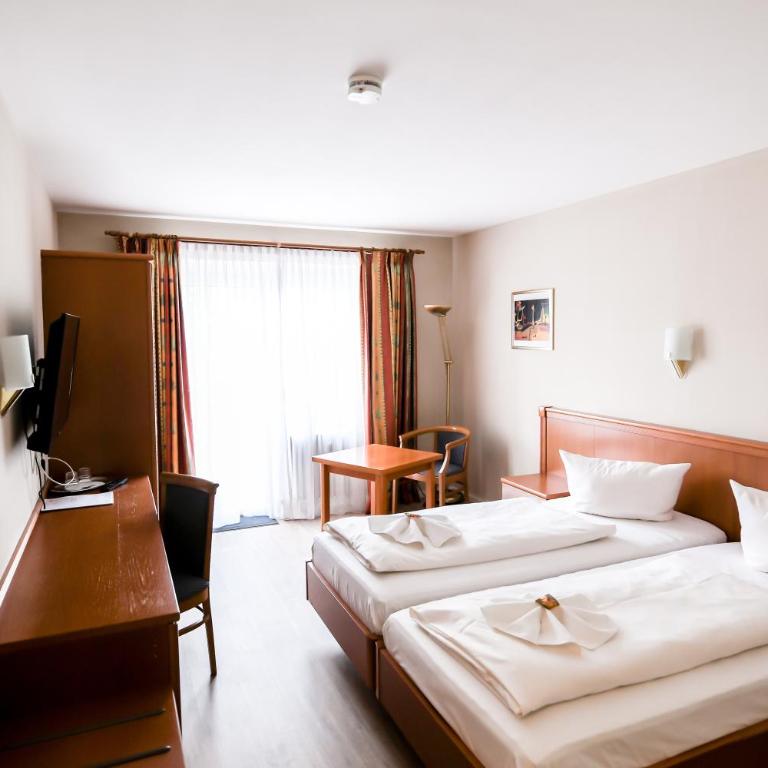 Hotel Blutenburg - Twin Room with Terrace and street view - 7