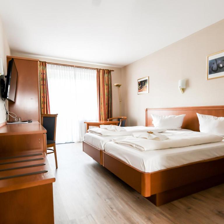 Hotel Blutenburg - Twin Room with Terrace and street view - 4