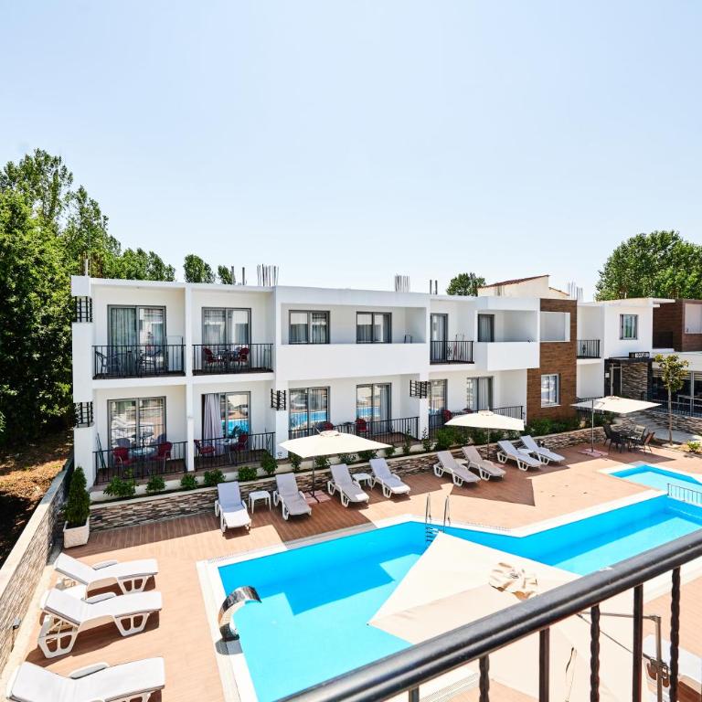 Hotel Halibas - Dvokrevetna Soba sa Bračnim Krevetom i Pogledom na Bazen - 3