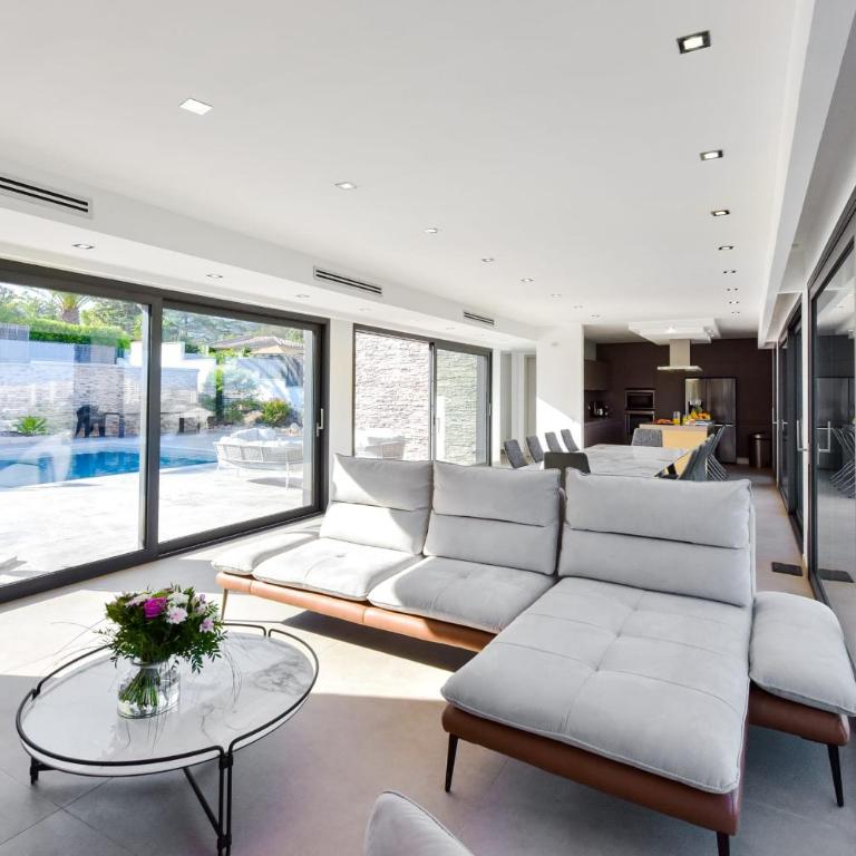Architect-Designed Villa with Heated Pool for 10 Guests! - Villa - 4
