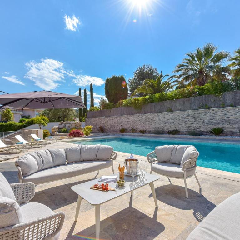 Architect-Designed Villa with Heated Pool for 10 Guests! - Villa - 2