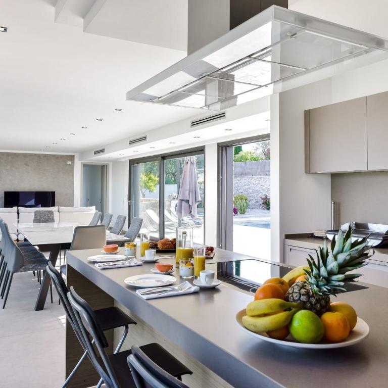 Architect-Designed Villa with Heated Pool for 10 Guests! - Villa - 9