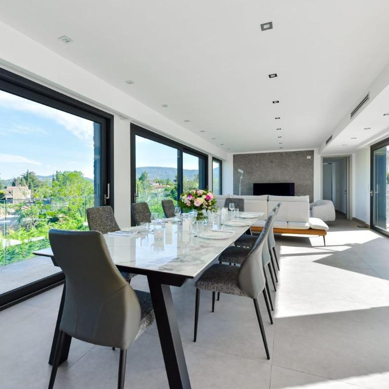 Architect-Designed Villa with Heated Pool for 10 Guests! - Villa - 6