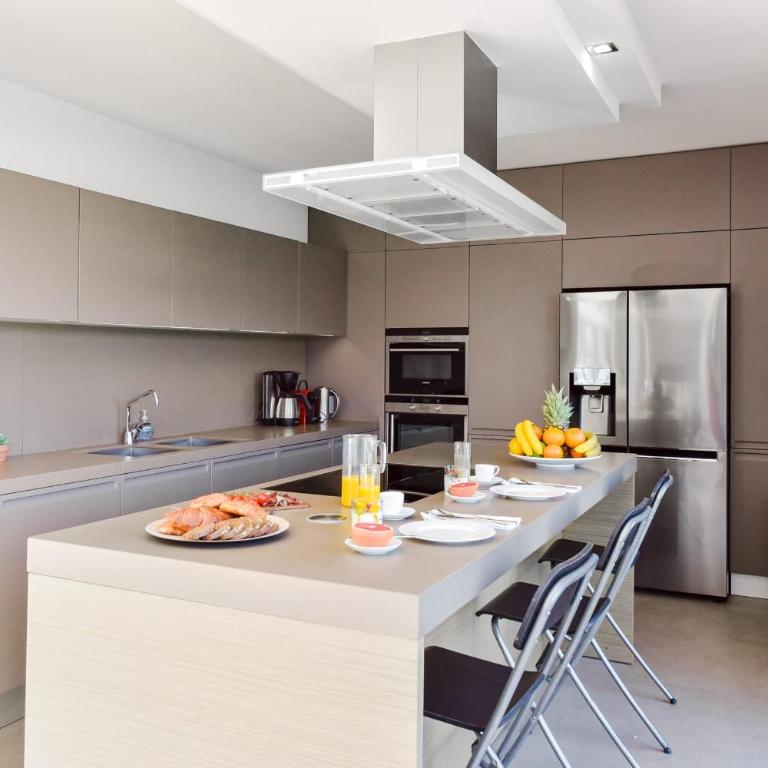 Architect-Designed Villa with Heated Pool for 10 Guests! - Villa - 10