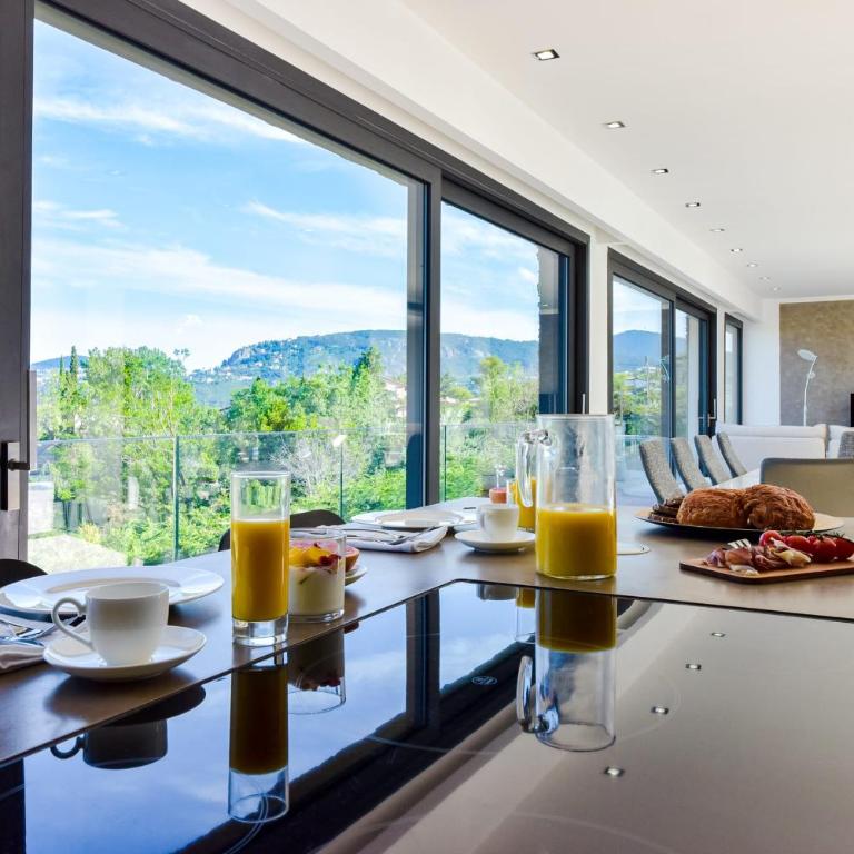 Architect-Designed Villa with Heated Pool for 10 Guests! - Villa - 8