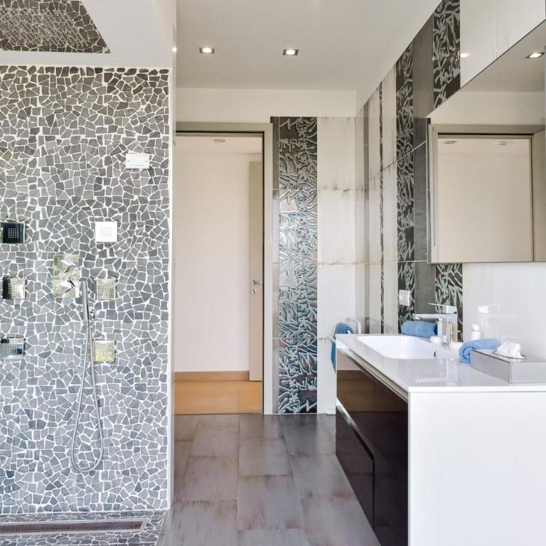 Architect-Designed Villa with Heated Pool for 10 Guests! - Villa - 12