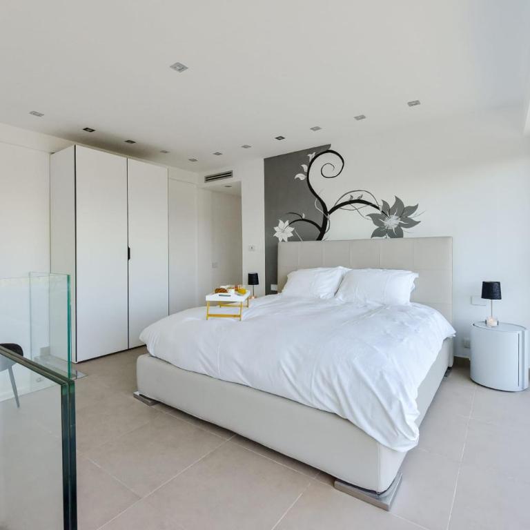 Architect-Designed Villa with Heated Pool for 10 Guests! - Villa - 14