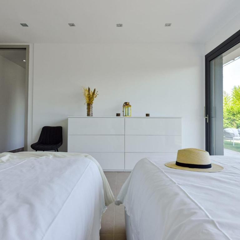 Architect-Designed Villa with Heated Pool for 10 Guests! - Villa - 22