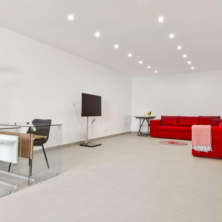 Architect-Designed Villa with Heated Pool for 10 Guests! - Villa - 25