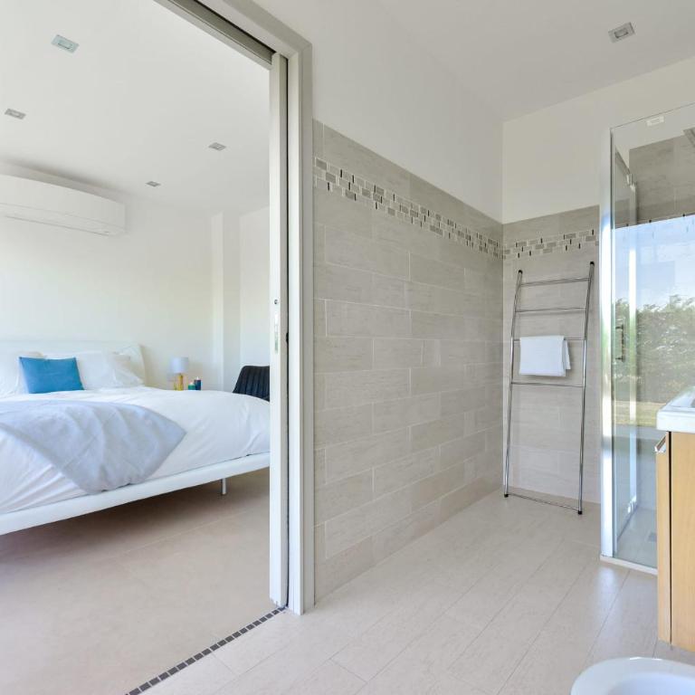 Architect-Designed Villa with Heated Pool for 10 Guests! - Villa - 29