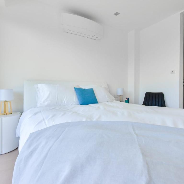 Architect-Designed Villa with Heated Pool for 10 Guests! - Villa - 28
