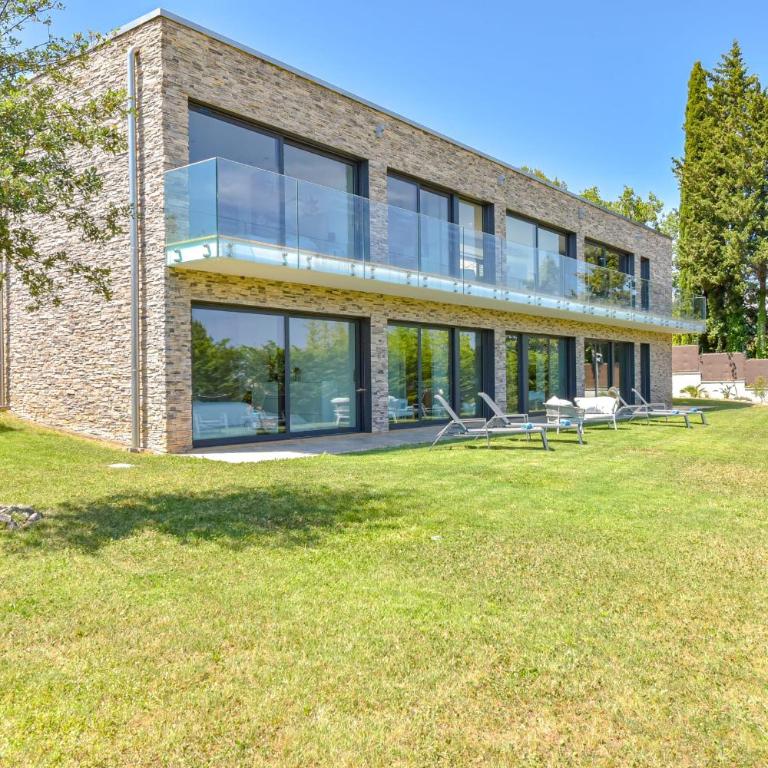 Architect-Designed Villa with Heated Pool for 10 Guests! - Villa - 38