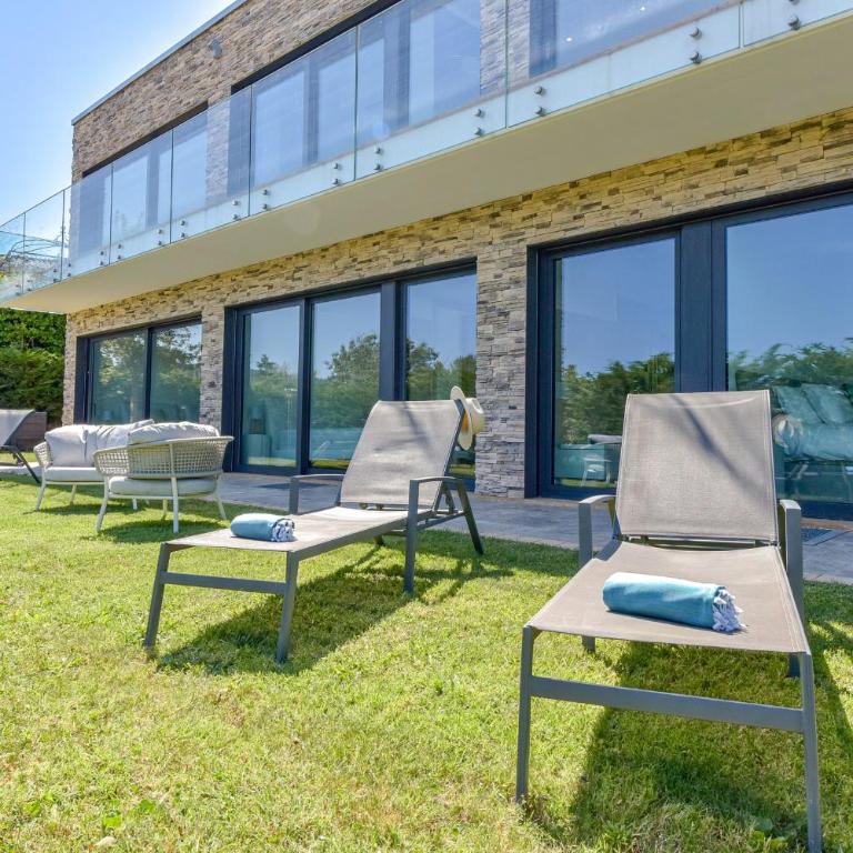 Architect-Designed Villa with Heated Pool for 10 Guests! - Villa - 37