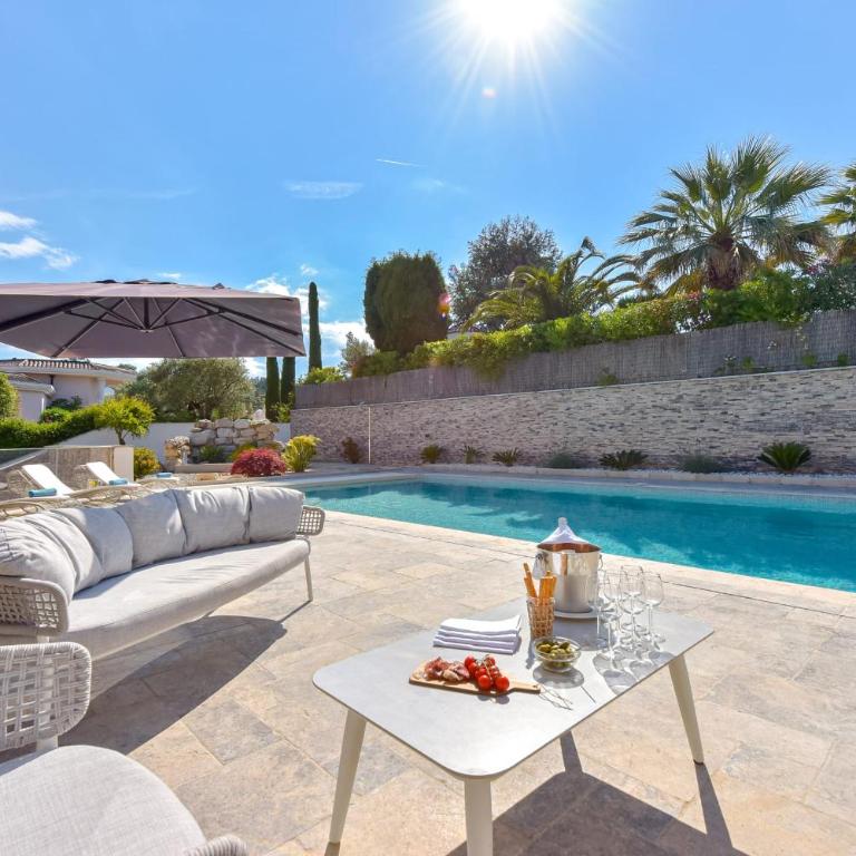 Architect-Designed Villa with Heated Pool for 10 Guests! - Villa - 44