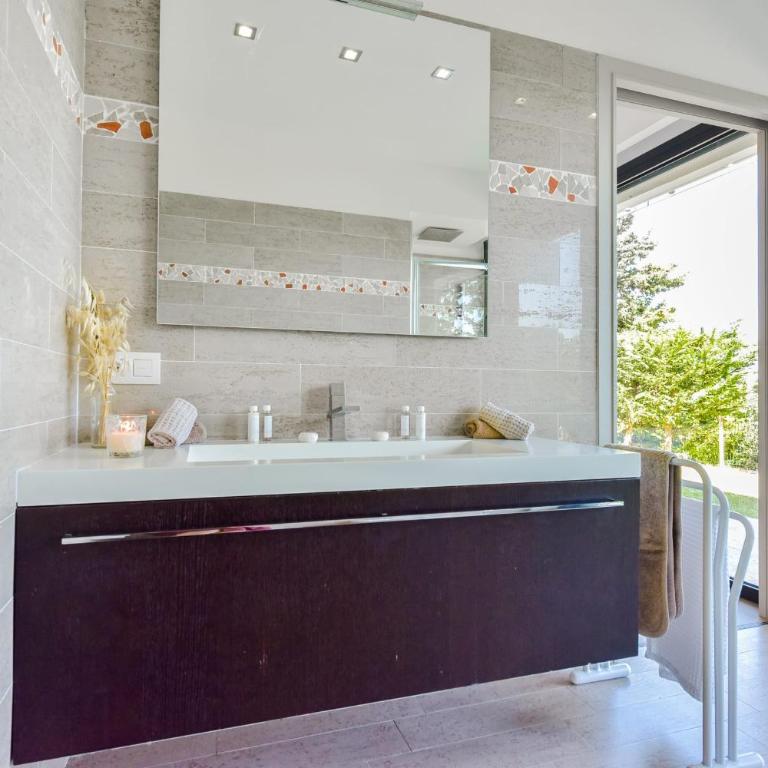 Architect-Designed Villa with Heated Pool for 10 Guests! - Villa - 43