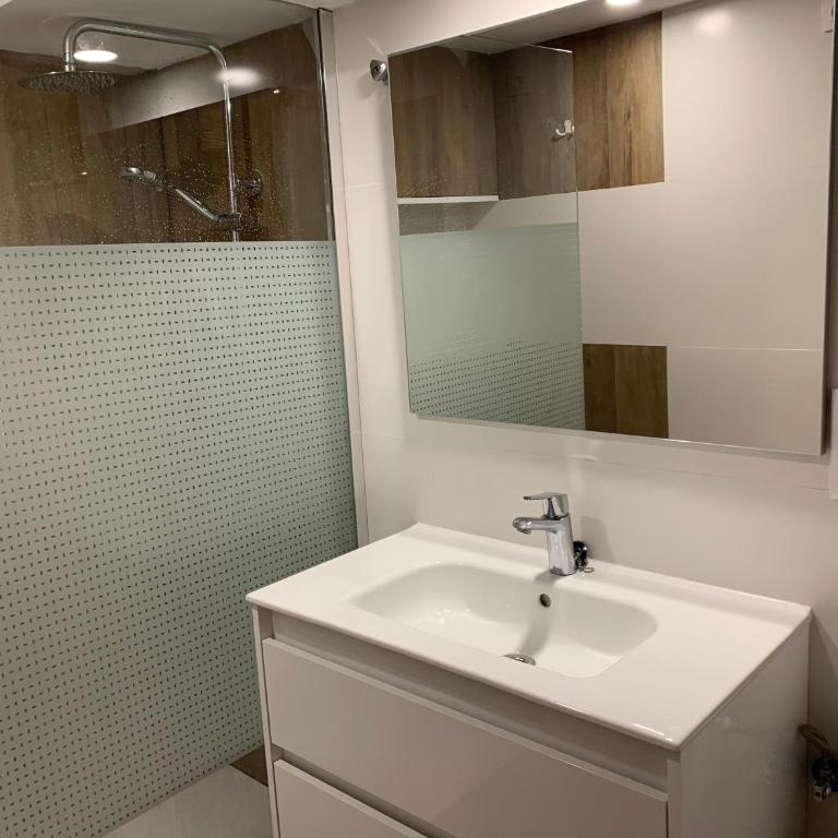 Apartamento en Torre Valentina, la mejor playa! - Three-Bedroom Apartment - 30