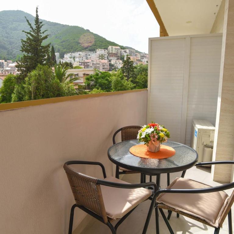 Victoria Center Apartments - One-Bedroom Apartment with Terrace - 6