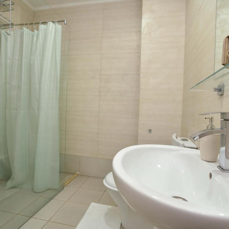 Victoria Center Apartments - Deluxe Apartment with Terrace and City View - 11