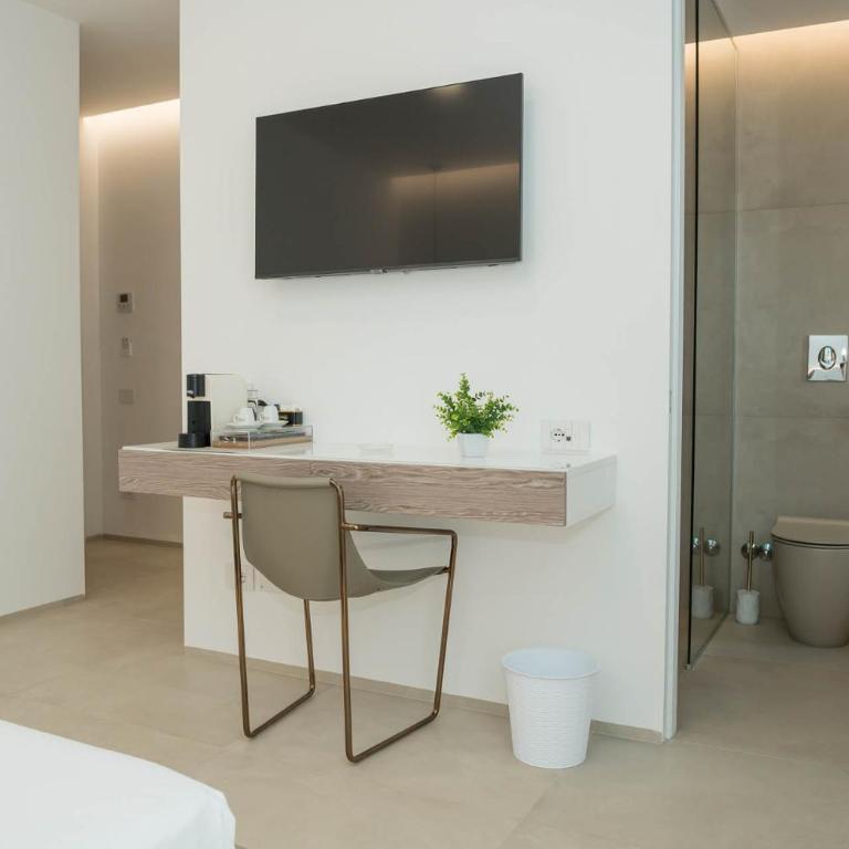 Il Faraglione - Suite di Charme - Camera Matrimoniale Deluxe con Balcone e Vista Mare - 11