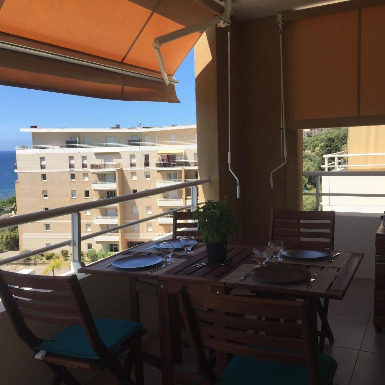 Appartement T3 classé 3 étoiles vue mer avec terrasse ,plage 2 minutes à pied - Appartement 2 Chambres - 6