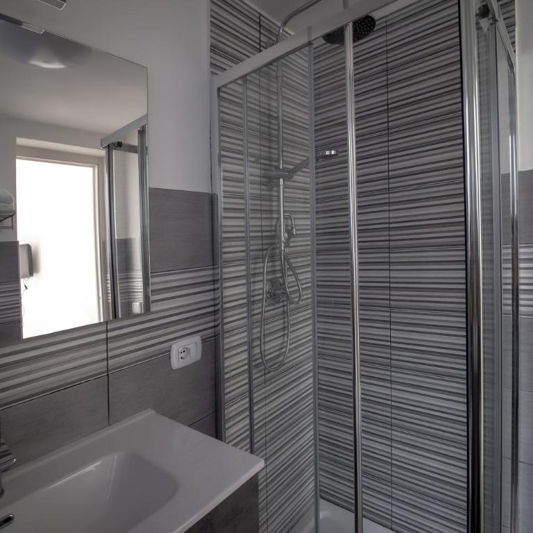 Pindemonte Suites - Camera Matrimoniale con Bagno Privato - 38