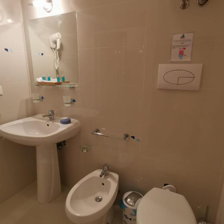 Al porticciolo - Camera Tripla con Bagno Privato - 11