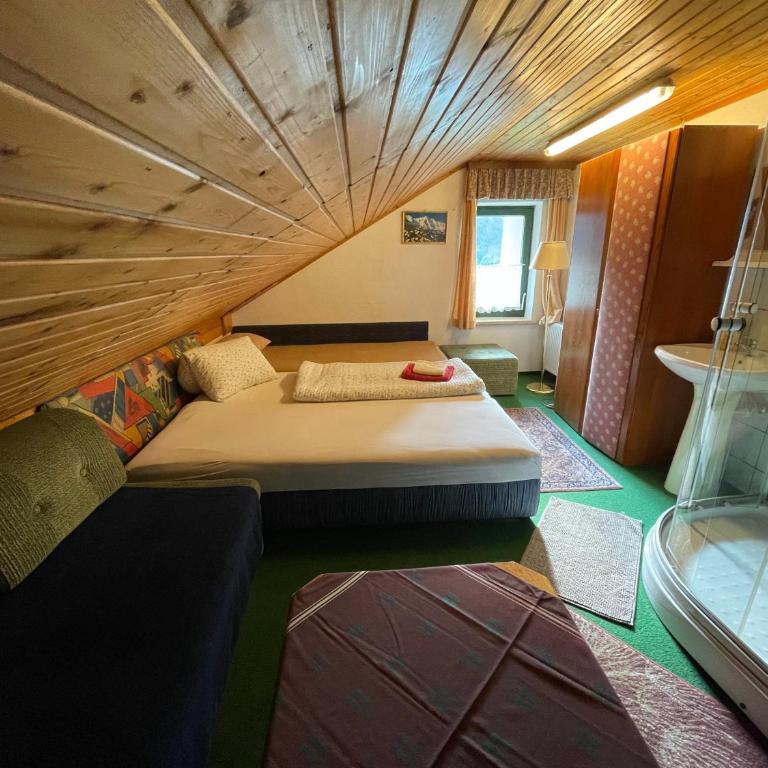 Haus Schwarzenbach - Doppelzimmer mit Zustellbett - 2