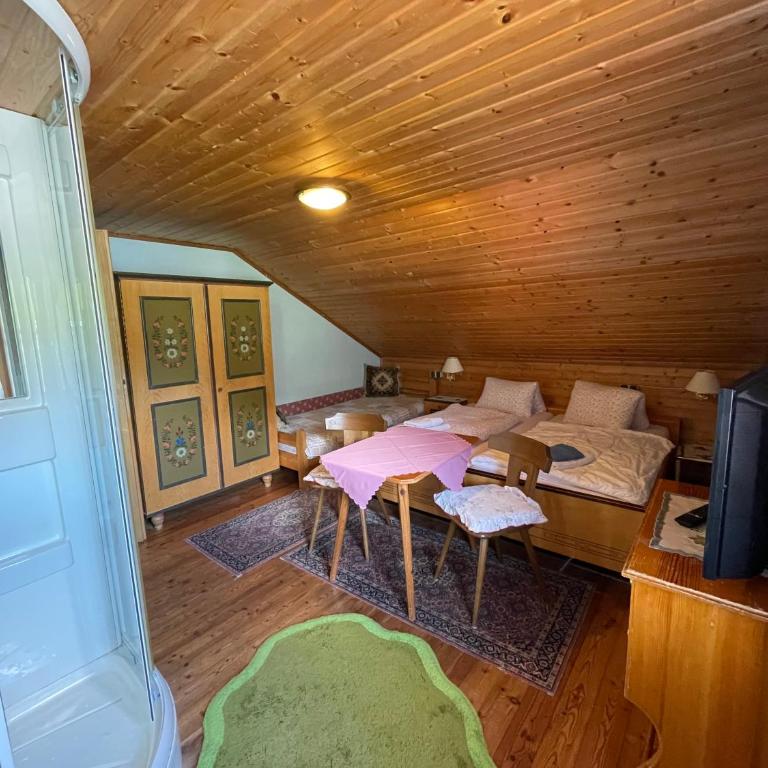 Haus Schwarzenbach - Doppelzimmer mit Zustellbett - 1