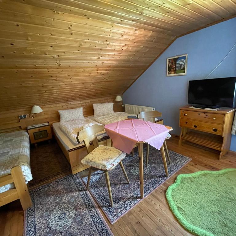 Haus Schwarzenbach - Doppelzimmer mit Zustellbett - 2
