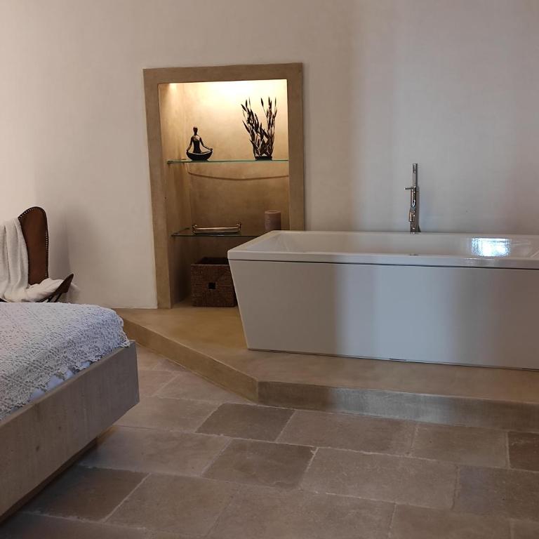 Caterina's Suites & Apartament - Camera King Deluxe - 3