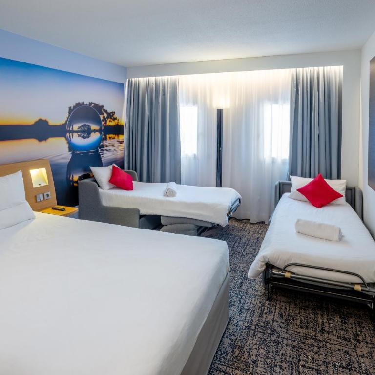 Novotel Toulouse Centre Compans Caffarelli - Chambre Supérieure avec 1 Lit Double et 2 Lits Simples - 2