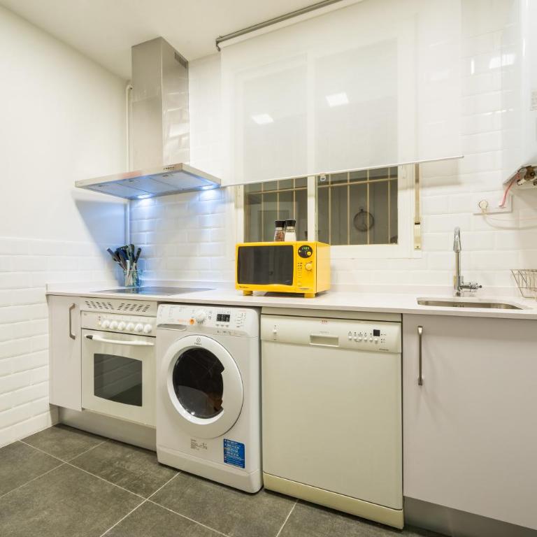 For You Rentals FREE WiFi Apartment TEMPORAL Malasaña Madrid Center MMA273 - Apartamento de 2 dormitorios - 8