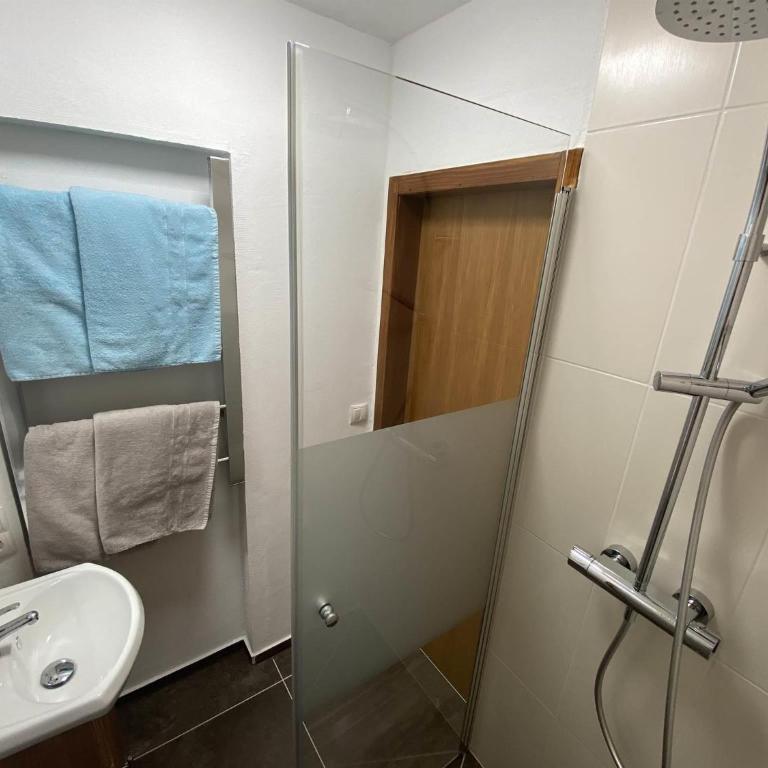 Ferienwohnung Willi - Two-Bedroom Apartment with Shower - 17