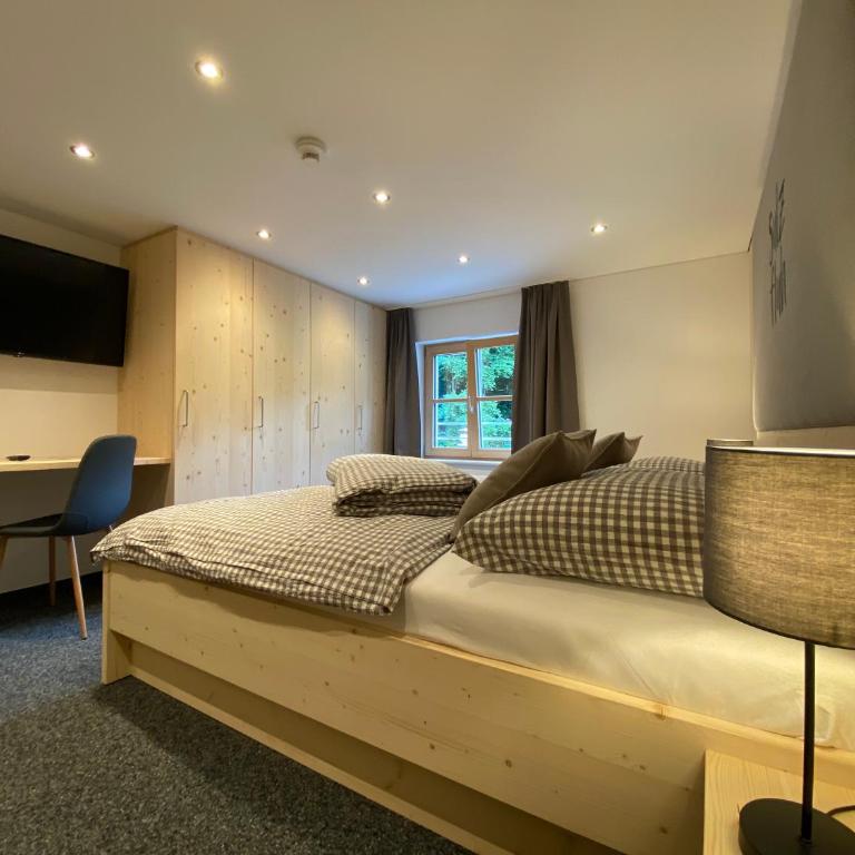 Gasthaus Sulzfluh - Familienzimmer mit eigenem Bad - 2