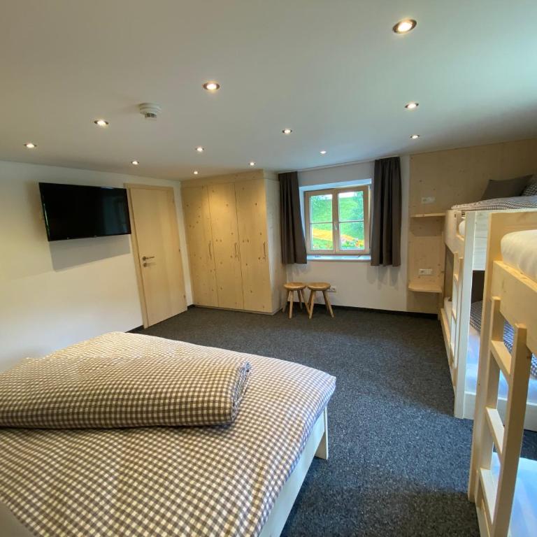 Gasthaus Sulzfluh - Familienzimmer mit eigenem Bad - 3