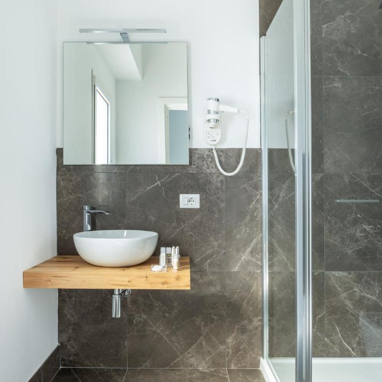 J Rooms - Camera Matrimoniale con Bagno Privato - 36