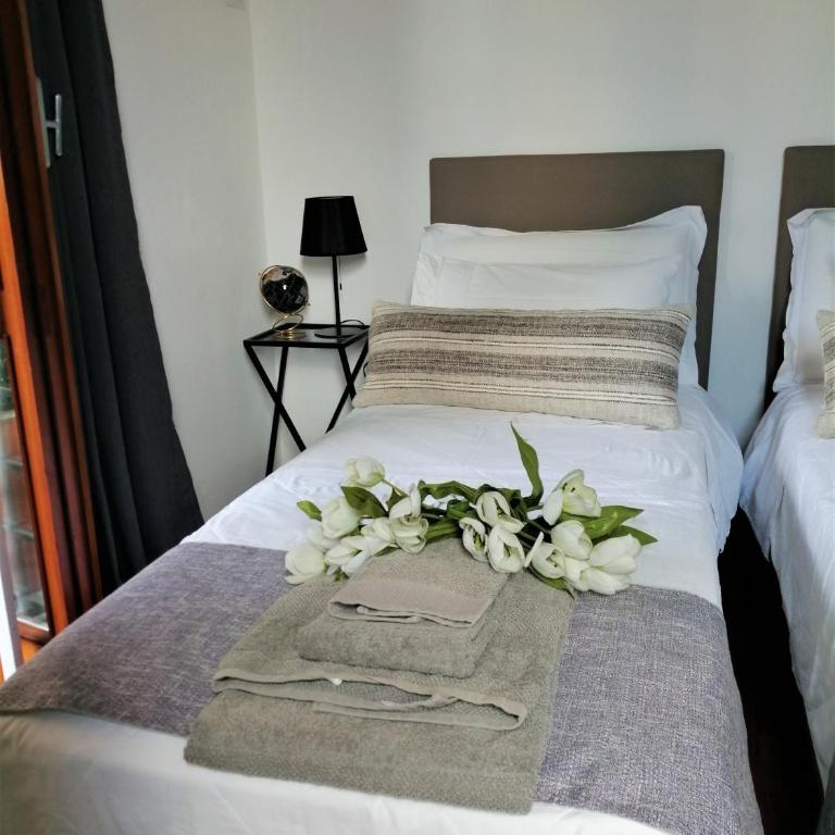 EMI's Guest House - Double or Twin Room with External Private Bathroom and City View - 7