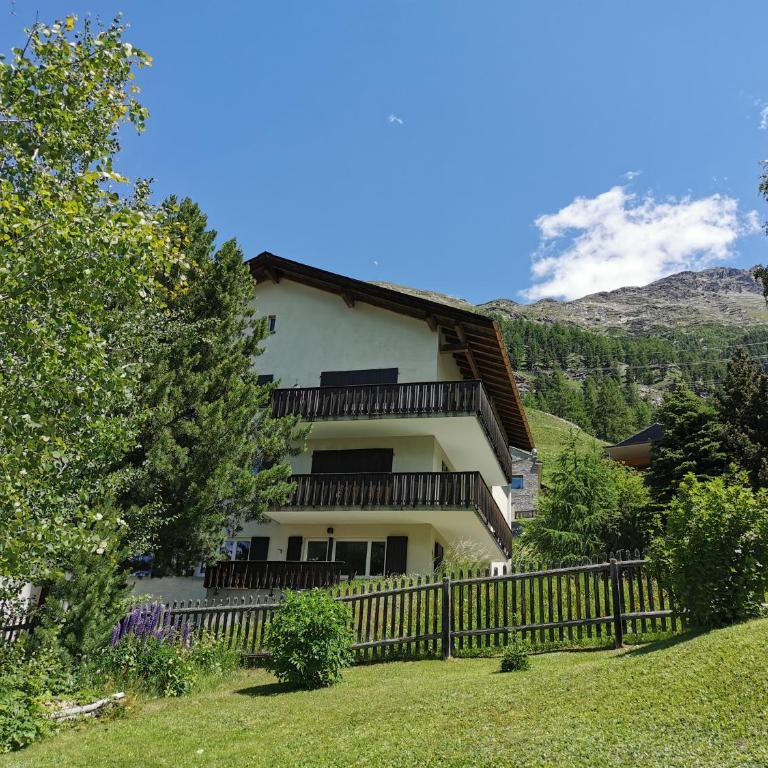 Ferienwohnung Pontresina - Chesa Andrea - Gartensitzplatz - Apartment mit 3 Schlafzimmern - 21