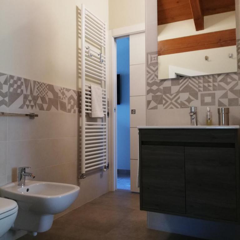 A&G Apartment Aosta - Elegante Casa 100 mq su due piani con Wi-Fi-giardino-parcheggio - Casa con 2 Camere da Letto - 25