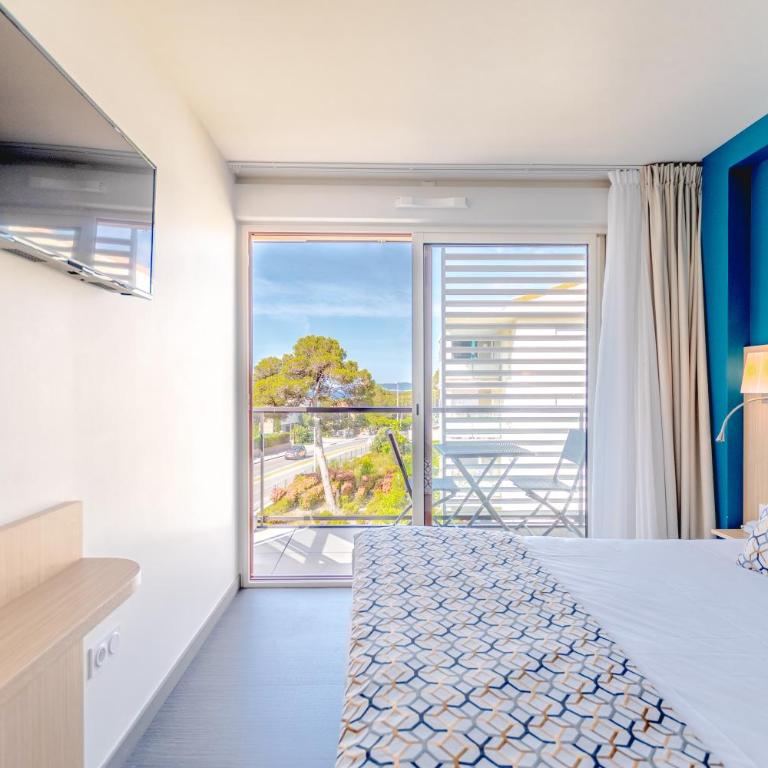 Sure Hotel by Best Western Saint-Raphael Le Dramont - Superior Queen Room with Balcony - Higher Floor/Non-Smoking - 12