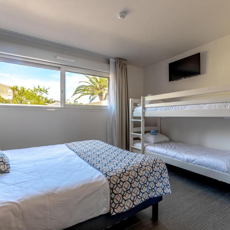 Sure Hotel by Best Western Saint-Raphael Le Dramont - Family Room with One Double Bed and One Bunk Bed - Ground Floor/Non-Smoking - 9