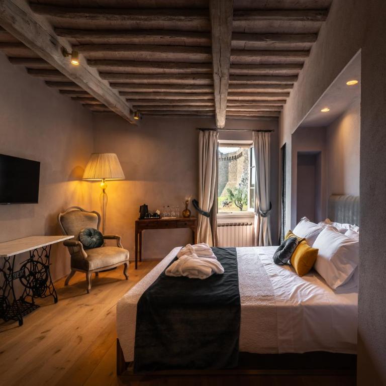 Casa Franci Montalcino - Deluxe Double Room with Castle View - 2