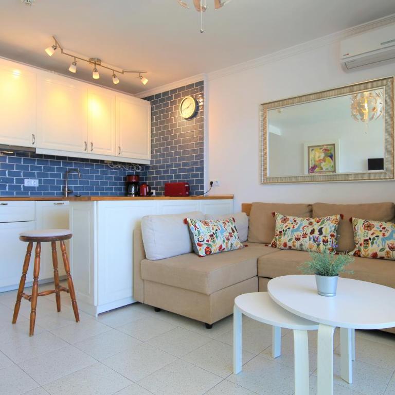 Central Apartment overlooking Yumbo centre with heated pool - Apartamento - 1