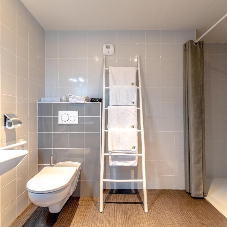 Sure Hotel by Best Western Saint-Raphael Le Dramont - Family Room with One Double Bed and One Bunk Bed - Ground Floor/Non-Smoking - 11