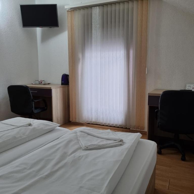 City Bridge Guest House - Double or Twin Room with Balcony and River View - 1